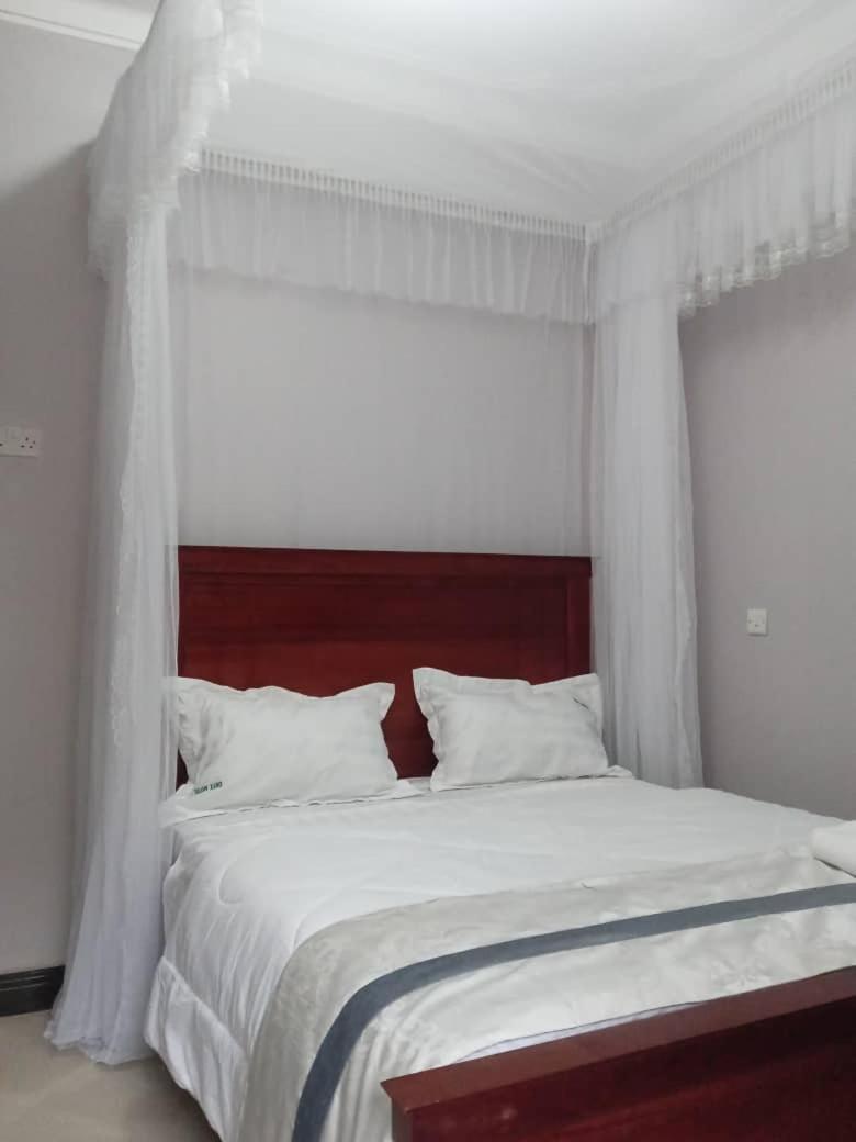 Onyx Motel And Suites Mbarara Екстериор снимка